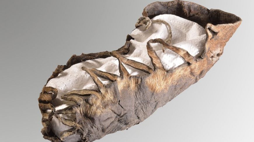 Archeologové našli v rakouském dole 2200 let starou dětskou botu